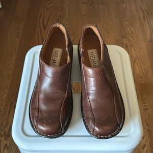 Eastland Women’s Slip-In Brown Clogs Size 8.5